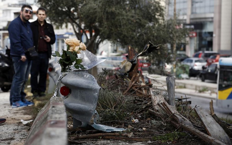 POY2016. Κόσμος συγκεντρώνεται στο σημείο της λεωφόρου Βουλιαγμένης όπου έχασε τη ζωή του, μετά από σοβαρό τροχαίο ατύχημα, ο τραγουδιστής Παντελής Παντελίδης (18 Φεβρουαρίου).