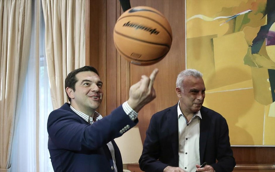 POY2016. Στιγμιότυπο από τη συνάντηση του πρωθυπουργού, Αλέξη Τσίπρα με τον Νίκο Γκάλη, στο Μέγαρο Μαξίμου (7 Ιουνίου).