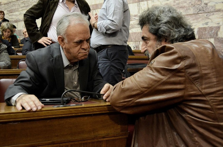 POY2016. Ο αντιπρόεδρος της κυβέρνησης Γιάννης Δραγασάκης συνομιλεί με τον αναπληρωτή&nbsp;υπουργό&nbsp;Υγείας Παύλο Πολάκη κατά τη συνεδρίαση της Κοινοβουλευτικής Ομάδας του ΣΥΡΙΖΑ, στις 4 Απριλίου.