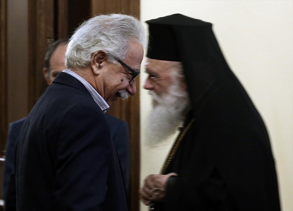POY2016. Ο Αρχιεπίσκοπος Αθηνών και πάσης Ελλάδος Ιερωνύμος (δεξιά) περνάει μπροστά από τον υπουργό Παιδείας, Έρευνας και Θρησκευμάτων Κωνσταντίνο Γαβρόγλου κατά την τελετή διαβεβαίωσης του νέου Μητροπολίτη Άρτης Καλλίνικου Κορομπόκη ενώπιον του Προέδρου της Δημοκρατίας Προκόπη Παυλόπουλου στο Προεδρικό Μέγαρο, τη Δευτέρα 7 Νοεμβρίου.