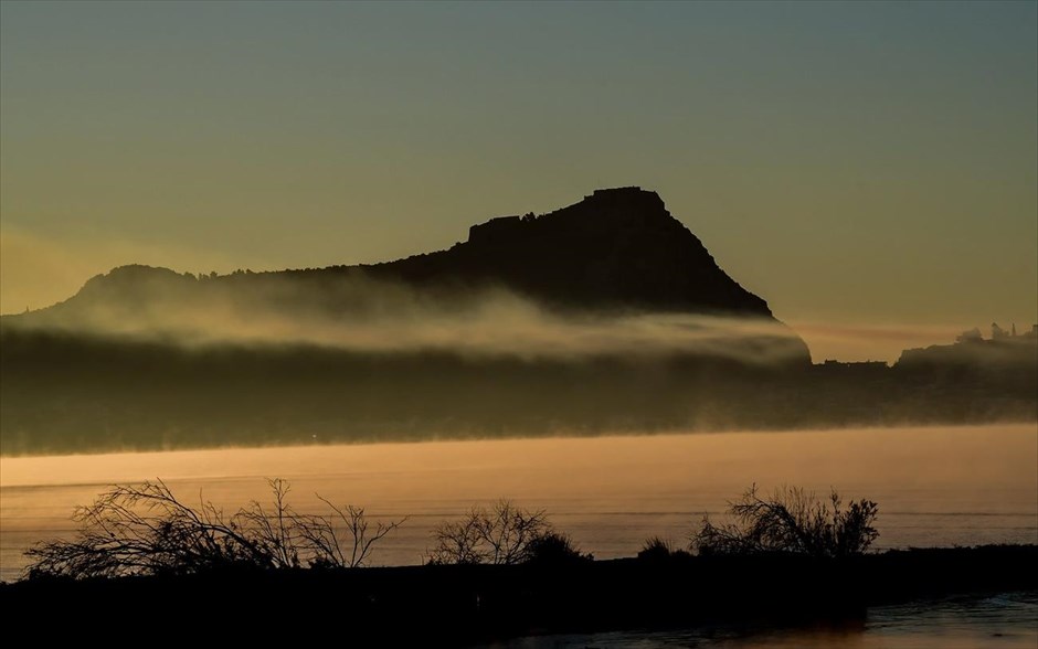 Χειμωνιάτικο τοπίο στο Ναύπλιο. Πρωινή ομίχλη πάνω από τη θάλασσα του Αργολικού κόλπου.