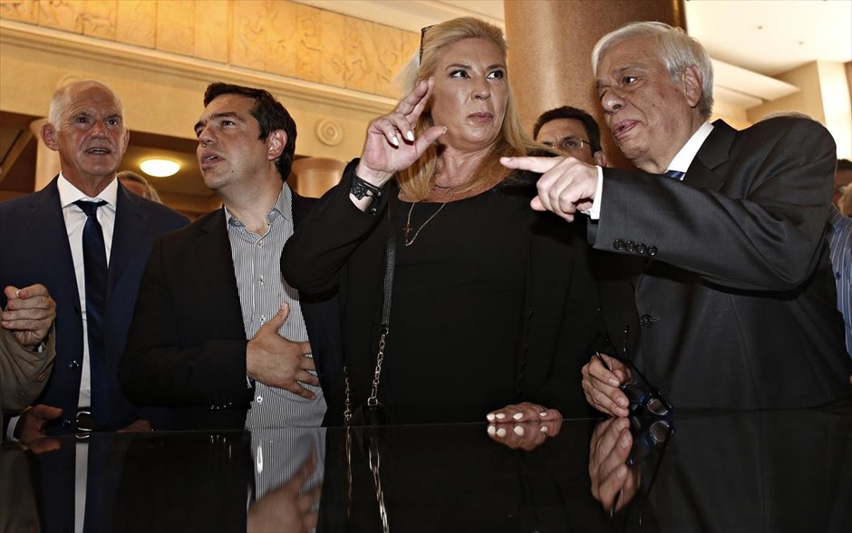 POY 2016. O πρόεδρος του ΚΙΔΗΣΟ Γιώργος Παπανδρέου, ο πρωθυπουργός Αλέξης Τσίπρας, η Δήμητρα Λιάνη και ο πρόεδρος της Δημοκρατίας Προκόπης Παυλόπουλος σε στιγμιότυπο από τα εγκαίνια της έκθεσης της Βουλής για την επέτειο από τα 20 χρόνια του θανάτου του Ανδρέα Παπανδρέου (23 Ιουνίου).