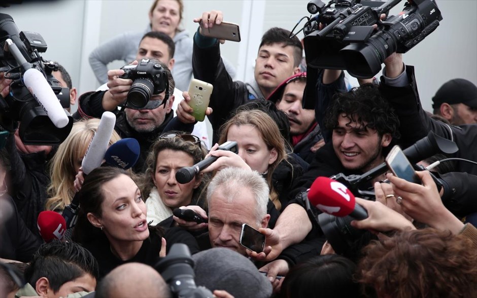 POY 2016. Η πρέσβειρα της Ύπατης Αρμοστείας του ΟΗΕ για τους πρόσφυγες,&nbsp;Αντζελίνα Τζολί, «κατακλύζεται» από δημοσιογράφους και πρόσφυγες κατά την επίσκεψή της&nbsp;στπ κέντρο φιλοξενίας στο λιμάνι του Πειραιά (Τετάρτη 16 Μαρτίου).