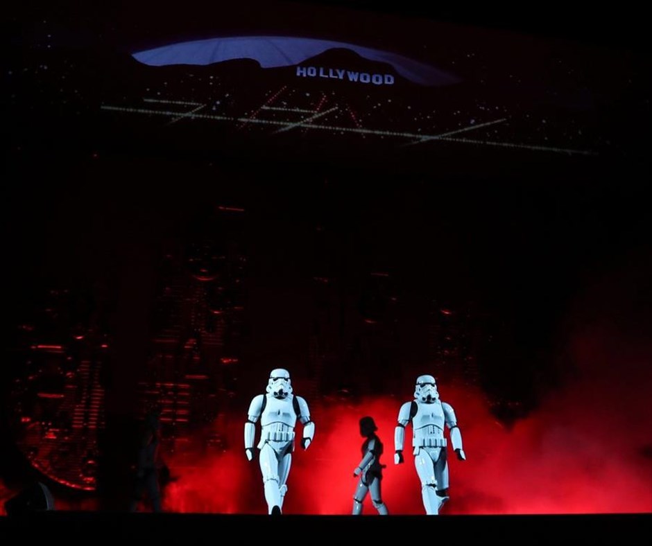 Θεαματική πρεμιέρα για το «Rogue One: A Star Wars Story» στο Χόλυγουντ. Στιγμιότυπο από σόου που έλαβε χώρα λίγο πριν την πρεμιέρα της ταινίας των Star Wars, «Rogue One: A Star Wars Story», στο θέατρο Ελ Καπιτάν στο Χόλυγουντ.