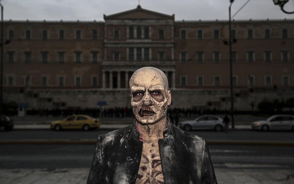 POY 2016. Καρναβαλιστής ντυμένος σαν ζόμπι κατά τη διάρκεια του 4ου Zombie walk Athens ποζάρει με φόντο τη Βουλή (12 Μαρτίου).&nbsp;