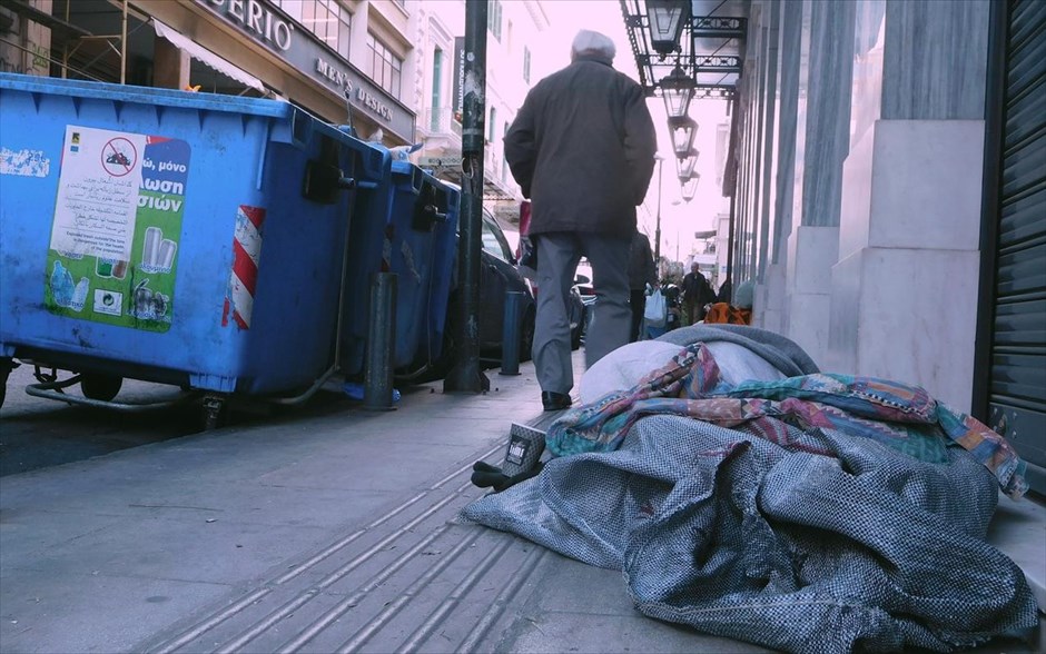 Στιγμιότυπο από το κέντρο της Αθήνας . Άστεγος στο κέντρο της Αθήνας.&nbsp;