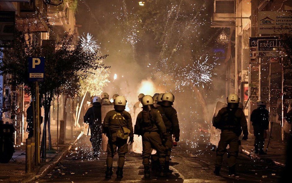 POY 2016. Επεισόδια σημειώθηκαν στην περιοχή των Εξαρχείων την ημέρα της όγδοης επετείου της δολοφονίας του&nbsp;Αλέξανδρου Γρηγορόπουλου. Νωρίτερα και χωρίς εντάσεις συλλογικότητες από τον αντιεξουσιαστικό χώρο, οργανώσεις της Αριστεράς, μαθητές και φοιτητές είχαν πραγματοποιήσει πορείες και εκδηλώσεις μνήμης (6 Δεκεμβρίου).&nbsp;