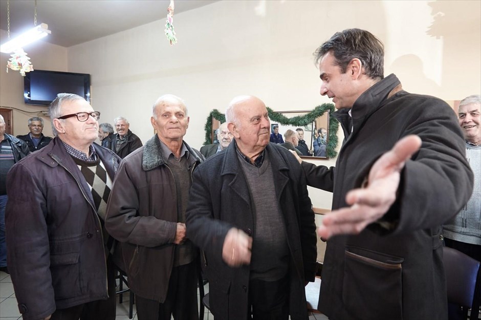 Ισονομία και ισοπολιτεία θέλει για τη Θράκη ο Κυρ. Μητσοτάκης. Την πίστη του στην πολιτική της ισονομίας και ισοπολιτείας στη Θράκη εξέφρασε ο πρόεδρος της Ν.Δ. Κυριάκος Μητσοτάκης από το χωριό Σμίνθη του νομού Ξάνθης. Ο κ. Μητσοτάκης παρέστη σε σύσκεψη που πραγματοποιήθηκε στο δημαρχείο Μύκης -όπου υπάγεται το χωριό, παρουσία των δημοτικών συμβούλων και τοπικών φορέων, όπου και άκουσε τα προβλήματα του ορεινού αυτού δήμου της Ξάνθης.