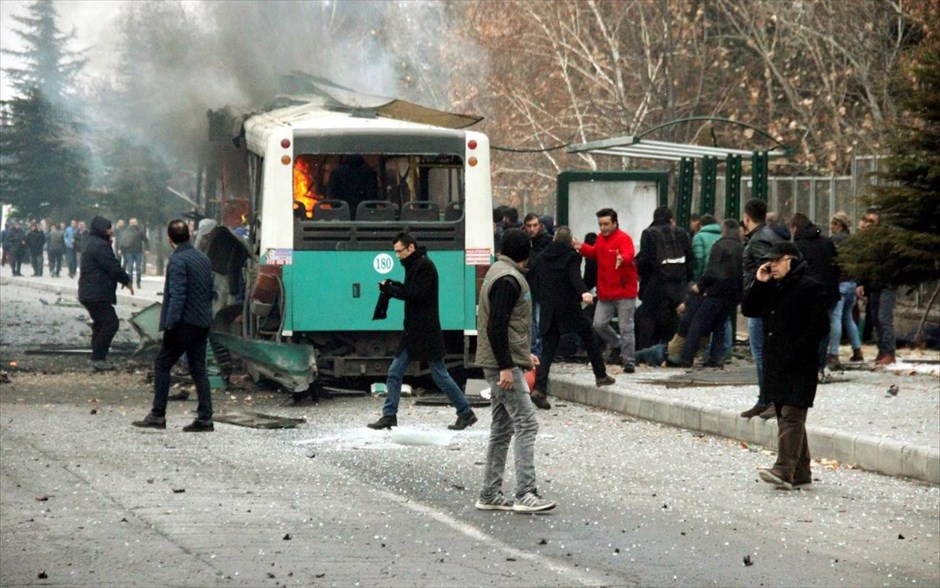 Αιματηρή βομβιστική επίθεση σε λεωφορείο στην Τουρκία. Τουλάχιστον 13 άνθρωποι σκοτώθηκαν και 55 τραυματίστηκαν από την έκρηξη που σημειώθηκε σε λεωφορείο έξω από το πανεπιστήμιο Ερσιγές της Καισάρειας στην Τουρκία.&nbsp;Από τους τραυματίες οι 12 βρίσκονται στην εντατική. Η κατάσταση&nbsp;της υγείας έξι εξ αυτών είναι είναι κρίσιμη.