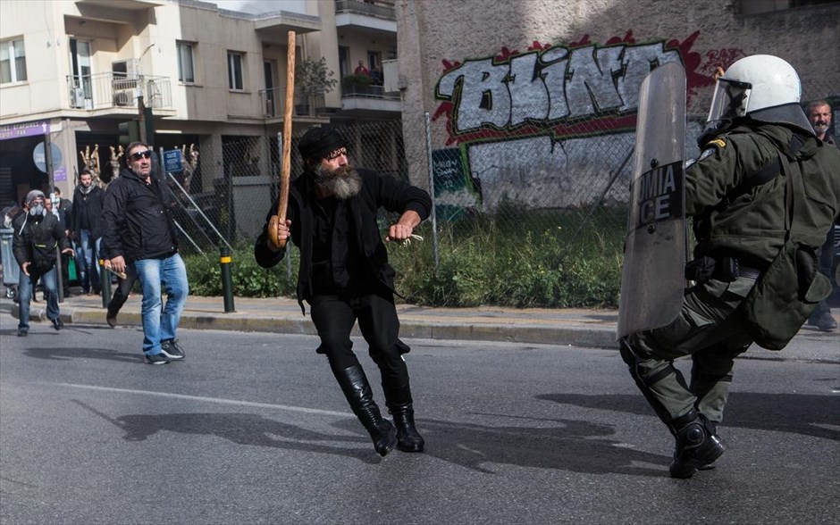 POY2016. Αγρότες από την Κρήτη συγκρούονται με άνδρες των ΜΑΤ στο κέντρο της Αθήνας την Παρασκευή 12 Φεβρουαρίου, στο περιθώριο του πανελλαδικού παναγροτικού συλλαλητηρίου.