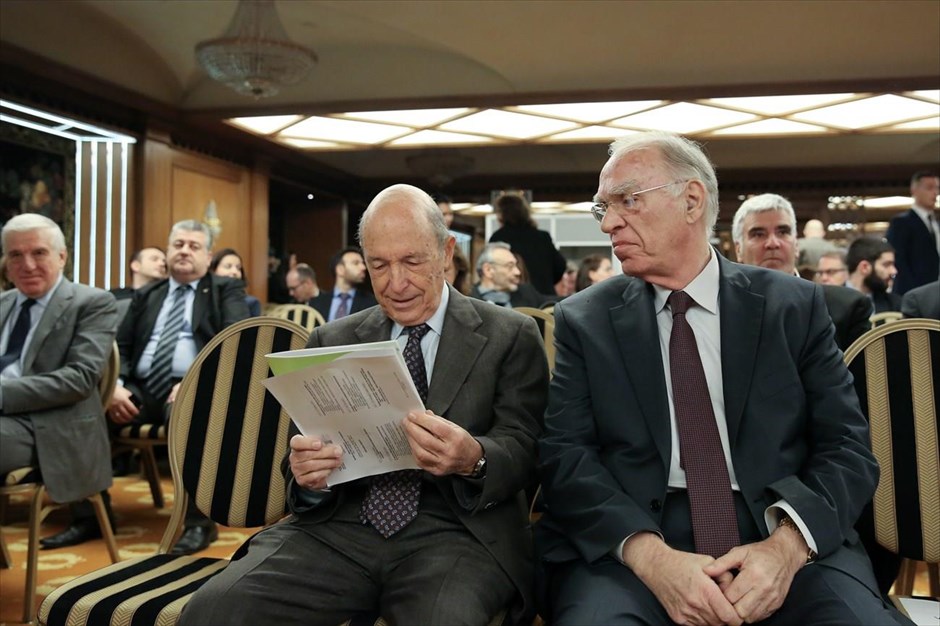Στιγμιότυπο από συνέδριο για το προσφυγικό . Ο πρώην πρωθυπουργός Κωνσταντίνος Σημίτης και ο πρόεδρος της Ένωσης Κεντρώων Βασίλης Λεβέντης σε στιγμιότυπο από διεθνές συνέδριο με θέμα την προσφυγική κρίση, στην Αθήνα.