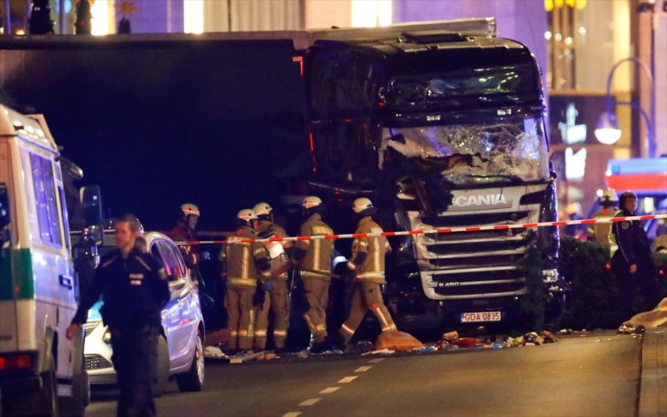 Βερολίνο: Φορτηγό έπεσε σε χριστουγεννιάτικη αγορά. Εννέα άνθρωποι έχασαν τη ζωή τους αρκετοί ακόμη&nbsp;τραυματίστηκαν όταν φορτηγό παρέσυρε πολίτες&nbsp;σε χριστουγεννιάτικη αγορά στο Βερολίνο το βράδυ της Δευτέρας, σύμφωνα με τη γερμανική αστυνομία.
&nbsp;