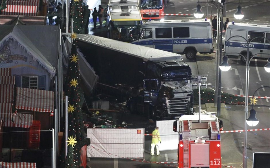 Βερολίνο - Φορτηγό έπεσε σε χριστουγεννιάτικη αγορά - Αστυνομία - Γερμανία. 