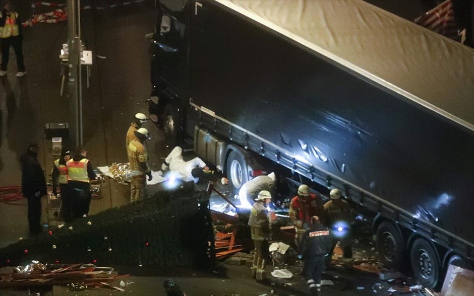 Βερολίνο - Φορτηγό έπεσε σε χριστουγεννιάτικη αγορά - Αστυνομία - Γερμανία. 