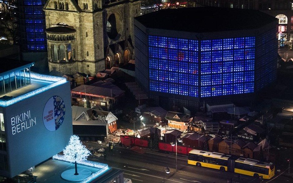 Βερολίνο - Φορτηγό έπεσε σε χριστουγεννιάτικη αγορά - Αστυνομία - Γερμανία. 