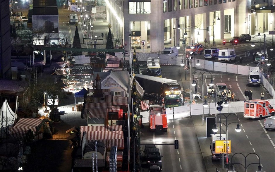 Βερολίνο - Φορτηγό έπεσε σε χριστουγεννιάτικη αγορά - Αστυνομία - Γερμανία. 