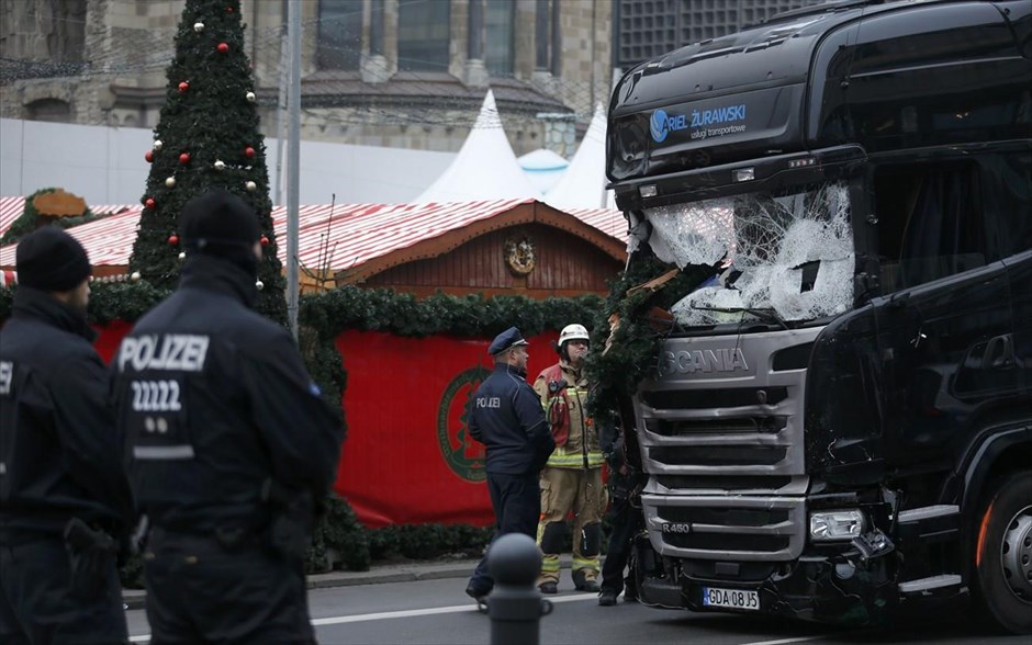 Βερολίνο - Φορτηγό έπεσε σε χριστουγεννιάτικη αγορά. 