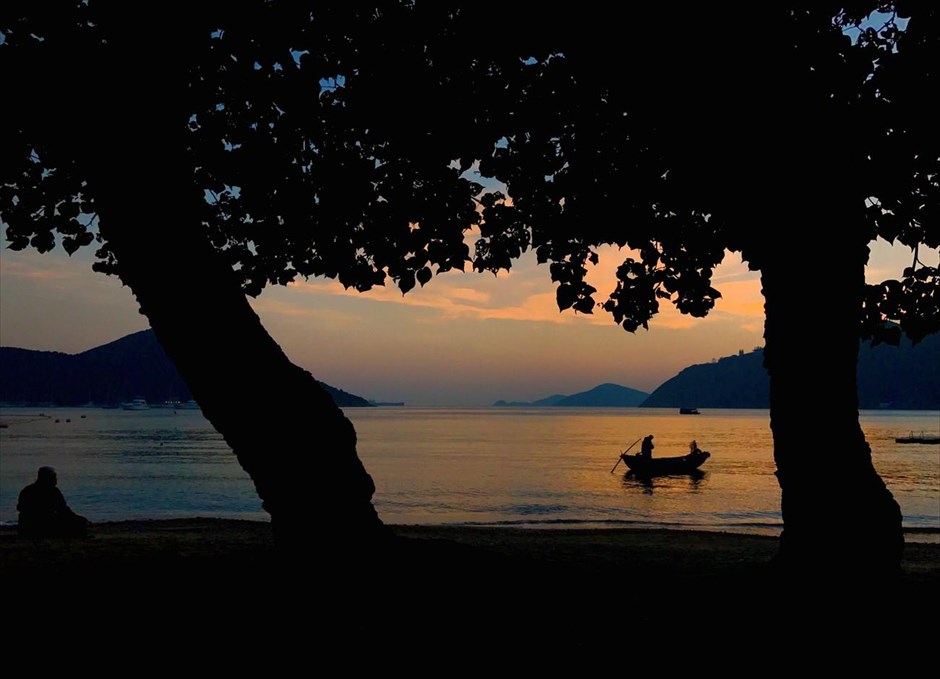 Ψάρεμα στο Χονγκ Κονγκ. Ένας άνδρας ψαρεύει στον κόλπο «Deep Water» του Χονγκ Κονγκ.