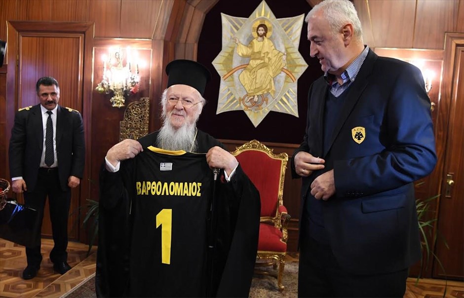 Βαρθολομαίος: «Η ΑΕΚ είναι σαρξ εκ της σαρκός μας». Στιγμιότυπο από τη συνάντηση αντιπροσωπείας του μπασκετικού τμήματος της ΑΕΚ με τον Οικουμενικό Πατριάρχη Βαρθολομαίο στο Πατριαρχείο. Τα μέλη της αντιπροσωπείας έκαναν δώρο στο κ. Βαρθολομαίο μια φανέλα της ΑΕΚ και ο Πατριάρχης κατα την υποδοχή ανέφερε χαρακτηριστικά: «Εμείς εδώ, να ξέρετε πως βαστάμε… Θερμοπύλες! Θέλουμε να μας σκέφτεστε και εμάς. Τους Έλληνες της Πόλης, αλλά και τους Τούρκους. Να προσεύχεστε για εμάς. Η ΑΕΚ, άλλωστε, είναι σαρξ εκ της σαρκός μας».