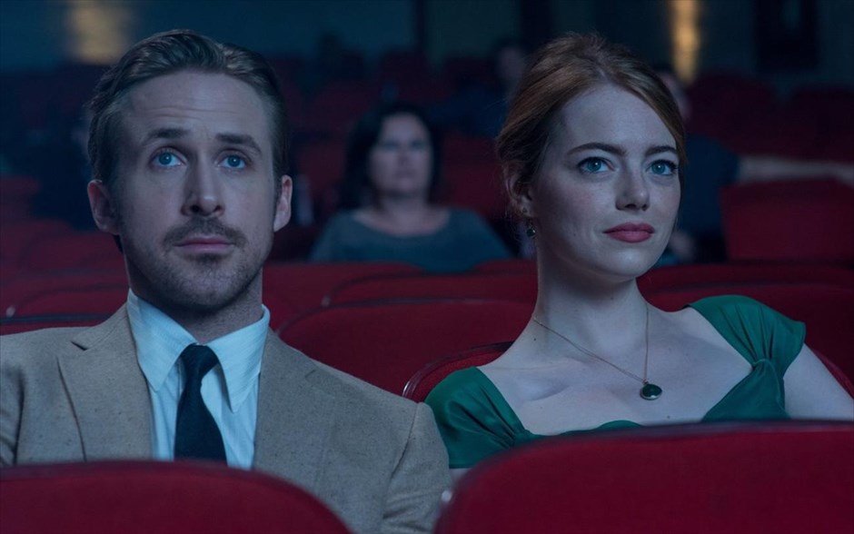 «La La Land». Στη ταινία «La La Land» μία νέα ηθοποιός που ονειρεύεται να γίνει διάσημη και ένας πιανίστας της τζαζ που επιθυμεί να γίνει αναγνωρισμένος μουσικός, με κάποιον μαγικό τρόπο, πέφτουν συνεχώς ο ένας πάνω στον άλλον και ερωτεύονται, προσπαθώντας, ταυτόχρονα, να φτάσουν στους στόχους τους.