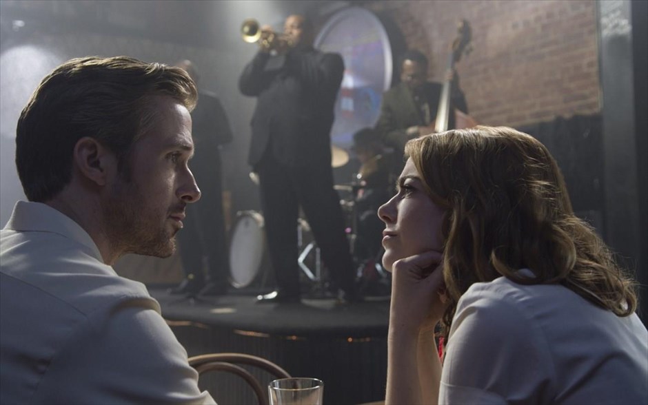 «La La Land». Στη ταινία «La La Land» μία νέα ηθοποιός που ονειρεύεται να γίνει διάσημη και ένας πιανίστας της τζαζ που επιθυμεί να γίνει αναγνωρισμένος μουσικός, με κάποιον μαγικό τρόπο, πέφτουν συνεχώς ο ένας πάνω στον άλλον και ερωτεύονται, προσπαθώντας, ταυτόχρονα, να φτάσουν στους στόχους τους.