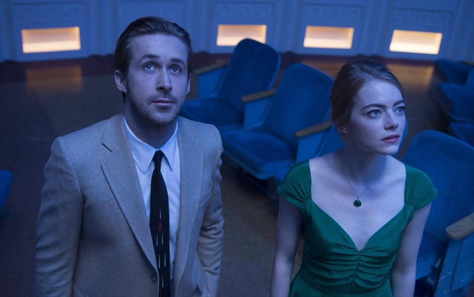 «La La Land». Στη ταινία «La La Land» μία νέα ηθοποιός που ονειρεύεται να γίνει διάσημη και ένας πιανίστας της τζαζ που επιθυμεί να γίνει αναγνωρισμένος μουσικός, με κάποιον μαγικό τρόπο, πέφτουν συνεχώς ο ένας πάνω στον άλλον και ερωτεύονται, προσπαθώντας, ταυτόχρονα, να φτάσουν στους στόχους τους.