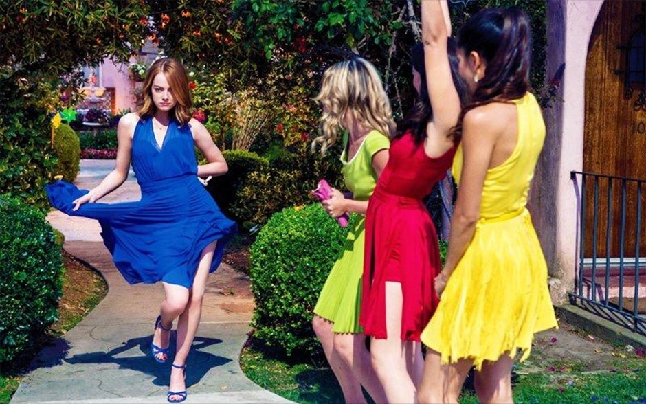 «La La Land». Στη ταινία «La La Land» μία νέα ηθοποιός που ονειρεύεται να γίνει διάσημη και ένας πιανίστας της τζαζ που επιθυμεί να γίνει αναγνωρισμένος μουσικός, με κάποιον μαγικό τρόπο, πέφτουν συνεχώς ο ένας πάνω στον άλλον και ερωτεύονται, προσπαθώντας, ταυτόχρονα, να φτάσουν στους στόχους τους.