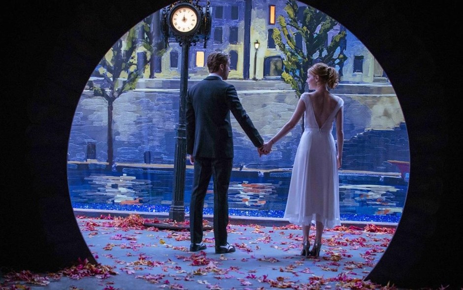 «La La Land». Στη ταινία «La La Land» μία νέα ηθοποιός που ονειρεύεται να γίνει διάσημη και ένας πιανίστας της τζαζ που επιθυμεί να γίνει αναγνωρισμένος μουσικός, με κάποιον μαγικό τρόπο, πέφτουν συνεχώς ο ένας πάνω στον άλλον και ερωτεύονται, προσπαθώντας, ταυτόχρονα, να φτάσουν στους στόχους τους.