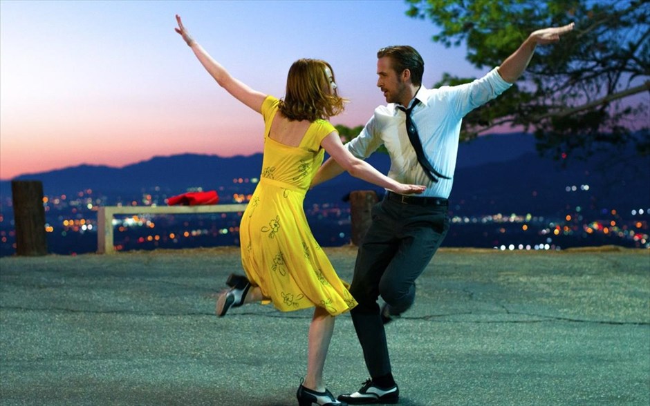 «La La Land». Στη ταινία «La La Land» μία νέα ηθοποιός που ονειρεύεται να γίνει διάσημη και ένας πιανίστας της τζαζ που επιθυμεί να γίνει αναγνωρισμένος μουσικός, με κάποιον μαγικό τρόπο, πέφτουν συνεχώς ο ένας πάνω στον άλλον και ερωτεύονται, προσπαθώντας, ταυτόχρονα, να φτάσουν στους στόχους τους.
