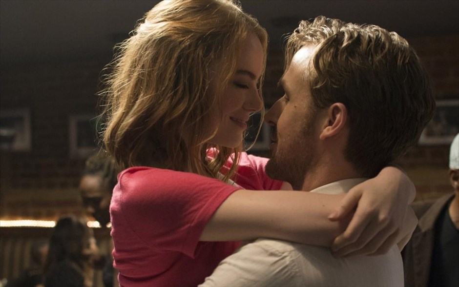 «La La Land». Στη ταινία «La La Land» μία νέα ηθοποιός που ονειρεύεται να γίνει διάσημη και ένας πιανίστας της τζαζ που επιθυμεί να γίνει αναγνωρισμένος μουσικός, με κάποιον μαγικό τρόπο, πέφτουν συνεχώς ο ένας πάνω στον άλλον και ερωτεύονται, προσπαθώντας, ταυτόχρονα, να φτάσουν στους στόχους τους.