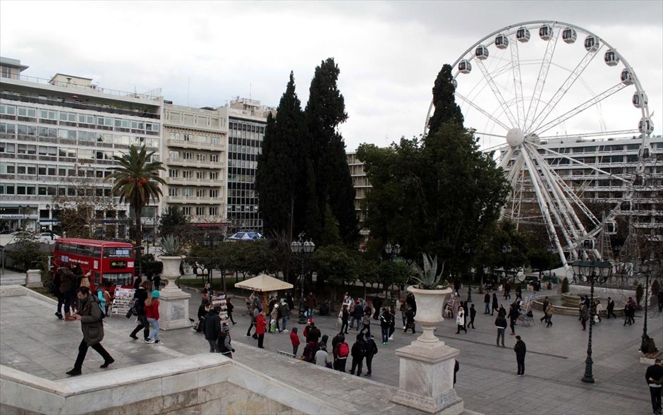 Χριστουγεννιάτικη ρόδα στην πλατεία Συνταγματος. Ολοκληρώθηκαν οι εργασίες κατασκευής της χριστουγεννιάτικης ρόδας στην πλατεία Συντάγματος και ξεκίνησε η δοκιμαστική λειτουργία της.