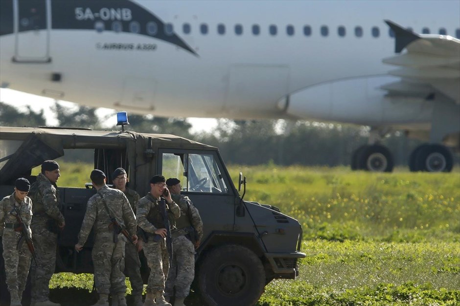Aεροπειρατεία σε εξέλιξη στη Μάλτα. Για αεροπειρατεία εν εξελίξει κάνουν λόγο μέσα ενημέρωσης της Μάλτας, αναφέροντας ότι δύο αεροπειρατές απειλούν να ανατινάξουν αεροσκάφος που εκτελούσε εσωτερική πτήση στη Λιβύη και τελικώς προσγειώθηκε στην Μάλτα. Τα αιτήματά τους δεν έχουν γίνει γνωστά. Στο αεροσκάφος της κρατικής λιβυκής εταιρείας Afriqiyah Airways, τύπου Airbus A320, επιβαίνουν 118 άτομα.