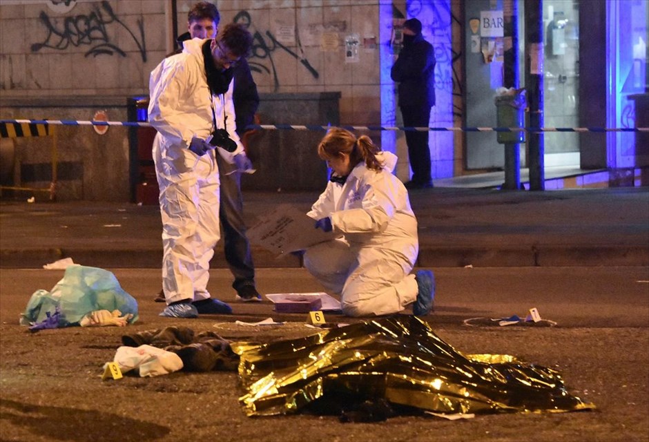 Νεκρός στο Μιλάνο ο Τυνήσιος καταζητούμενος. Βέβαιος ότι ο άνδρας που έπεσε νεκρός τα ξημερώματα κατά την ανταλλαγή πυροβολισμών με αστυνομικούς στα περίχωρα του Μιλάνου ήταν ο καταζητούμενος Τυνήσιος δήλωσε ο υπουργός Εσωτερικών της Ιταλίας Μάρκο Μινίτι. «Χωρίς αμφιβολία ο άνδρας που σκοτώθηκε από τους αστυνομικούς ήταν ο Ανίς Αμρί», ανέφερε χαρακτηριστικά.&nbsp; Σύμφωνα με αστυνομική πηγή την οποία επικαλείται το πρακτορείο Reuters, τον ύποπτο σταμάτησαν γύρω στις 4 τα ξημερώματα (ώρα Ελλάδος) αστυνομικοί για έλεγχο ρουτίνας. Ο άνδρας, πριν πέσει νεκρός, πυροβόλησε και τραυμάτισε αστυνομικό, ο οποίος του ζήτησε την ταυτότητά του. Οι αστυνομικοί απάντησαν στα πυρά, σκοτώνοντάς τον.&nbsp;
&nbsp;