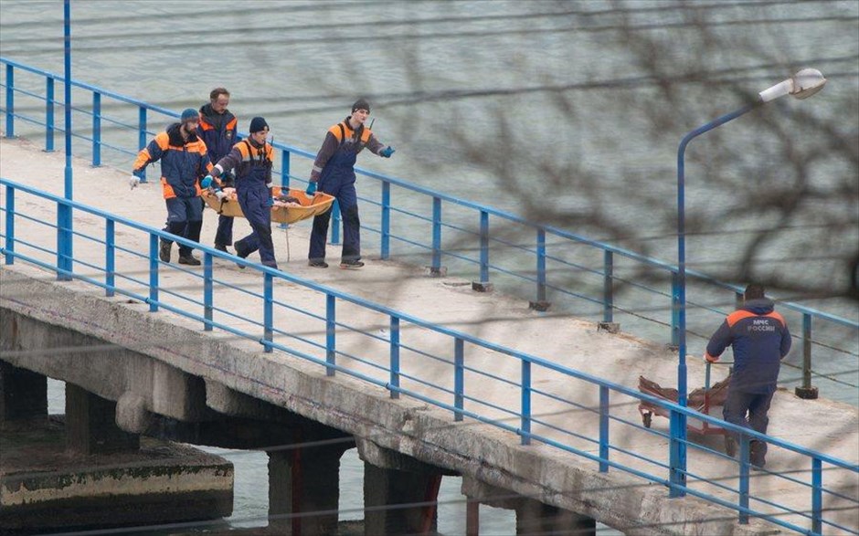 Ρωσία - συντριβή ρωσικού αεροσκάφους στη Μαύρη Θάλασσα. Διασώστες μεταφέρουν συντρίμμια που βρέθηκαν στην θαλάσσια περιοχή της συντριβής του αεροσκάφους Tu-154, κοντά στο Σότσι.