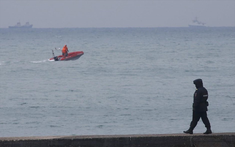 Ρωσία: Αεροσκάφος με 92 επιβαίνοντες συνετρίβη στη Μαύρη Θάλασσα. Αεροσκάφος της ρωσικής πολεμικής αεροπορίας, τύπου Τουπόλεφ (ΤU-154), στο οποίο επέβαιναν 92 άτομα, συνετρίβη στη Μαύρη Θάλασσα, όπως ανακοίνωσε το ρωσικό υπουργείο Άμυνας. Τα ίχνη του αεροσκάφους χάθηκαν από τα ραντάρ λίγο μετά την απογείωσή του στις 05:40 τοπική ώρα (04:40 ώρα Ελλάδας) από την πόλη Αντλέρ, νότια της πόλης Σότσι, στη Μαύρη Θάλασσα. Το υπουργείο Άμυνας της Ρωσίας ανακοίνωσε ότι συντρίμμια του αεροπλάνου βρέθηκαν σε απόσταση 1,5 χιλιομέτρου από τα παράλια της πόλης Σότσι, ενώ αργότερα ανακοίνωσε ότι «δεν υπάρχουν ενδείξεις για επιζώντες» στο σημείο της συντριβής. Κατά την ίδια πηγή, επτά σοροί έχουν ανασυρθεί μέχρι στιγμής από βάθος 70 μέτρων, στο σημείο της συντριβής, ενώ ελικόπτερα, μη επανδρωμένα αεροσκάφη, βαθυσκάφη και 63 δύτες συνεχίζουν να «χτένιζουν» τη θαλάσσια περιοχή όπου συνετρίβη το μοιραίο αεροσκάφος.