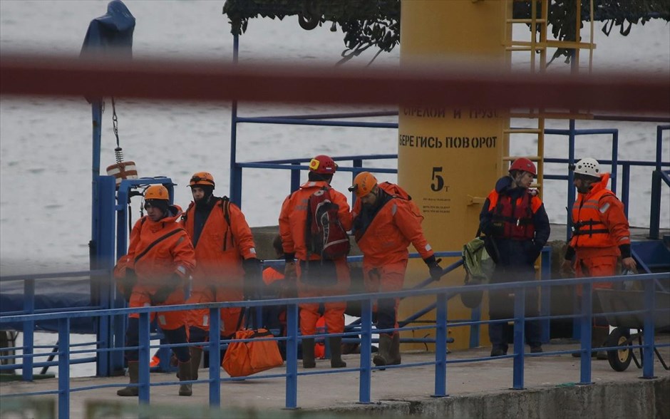 Ρωσία - συντριβή ρωσικού αεροσκάφους στη Μαύρη Θάλασσα. Μέλη του ρωσικού υπουργείου Εκτάκτων Καταστάσεων βρισκονται στην αποβάθρα κοντά στο σημείο της συντριβής του ρωσικού αεροσκάφους Tu-154, στη Μαύρη Θάλασσα, στα παράλια της πόλης Σότσι.