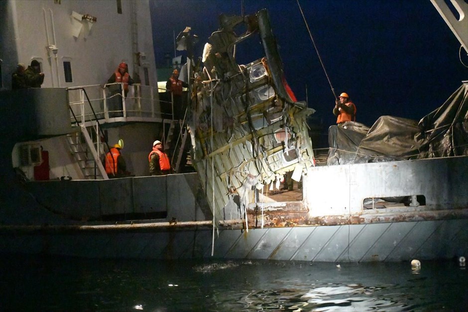 Εντοπίστηκε ένα από τα «μαύρα κουτιά» του Τουπόλεφ. Στιγμιότυπο από την ανάσυρση των συντριμμιών του μοιραίου αεροσκάφους Tu-154, το οποίο κατέπεσε την Κυριακή στη Μαύρη Θάλασσα. Όπως μεταδίδει το πρακτορείο ειδήσεων TASS, επικαλούμενο πηγή των υπηρεσιών ασφαλείας ρντοπίστηκε το ένα από τα δύο «μαύρα κουτιά». Σύμφωνα με την ίδια πηγή, το μαύρο κουτί περιέχει δεδομένα του καταγραφέα πτήσης και θα βοηθήσει στην εξακρίβωση της αιτίας που προκάλεσε την συντριβή του αεροσκάφους, ενώ θα σταλεί στη Μόσχα για ανάλυση.