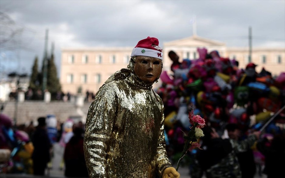 Σε εορταστικό κλίμα η πρωτεύουσα . Εορταστικό σκηνικό στην πλατεία Συντάγματος. Δράσεις για παιδιά, μουσικές διαδρομές και συναυλίες αλλά και θεατρικά δρώμενα περιλαμβάνει το πρόγραμμα των εκδηλώσεων του δήμου Αθηναίων για το τετραήμερο 27 με 30 Δεκεμβρίου.