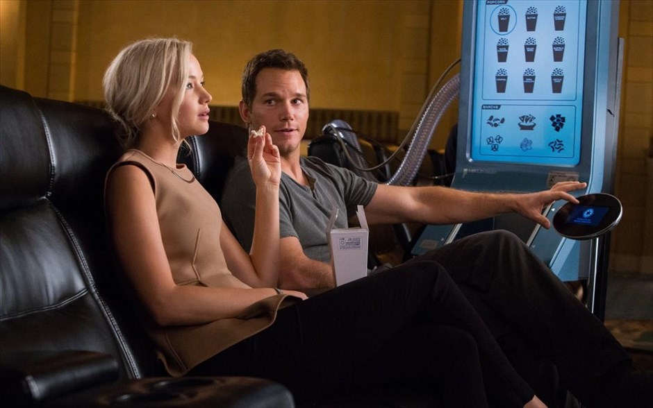 «Passengers». Passengers»: Στην περιπέτεια επιστημονικής φαντασίας του Μόρτεν Τάιλντουμ, με τη - βραβευμένη με Όσκαρ - Τζένιφερ Λόρενς, τον υποψήφιο για Όσκαρ - Λόρενς Φίσμπερν και τους Κρις Πρατ και Μάικλ Σιν, 5.000 ναρκωμένοι επιβάτες κάνουν ένα ταξίδι που θα διαρκέσει 120 χρόνια, με προορισμό έναν πλανήτη πολύ μακριά από τη Γη. Όμως, δύο από αυτούς, εξαιτίας μιας μηχανικής βλάβης, ξυπνούν 90 χρόνια νωρίτερα από τον προγραμματισμένο χρόνο. Εντοπίζοντας το πρόβλημα που κάνει το διαστημόπλοιο να καταρρέει σταδιακά και αναπτύσσοντας τρυφερά συναισθήματα μεταξύ τους, διακινδυνεύουν τη ζωή τους, για να σώσουν τους εαυτούς τους και τους συνεπιβάτες τους.