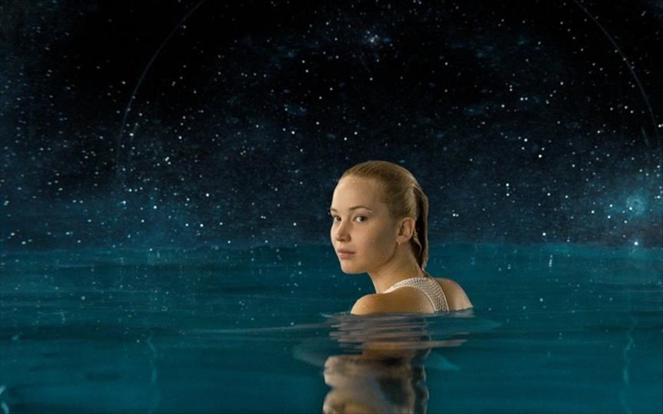 «Passengers». Passengers»: Στην περιπέτεια επιστημονικής φαντασίας του Μόρτεν Τάιλντουμ, με τη - βραβευμένη με Όσκαρ - Τζένιφερ Λόρενς, τον υποψήφιο για Όσκαρ - Λόρενς Φίσμπερν και τους Κρις Πρατ και Μάικλ Σιν, 5.000 ναρκωμένοι επιβάτες κάνουν ένα ταξίδι που θα διαρκέσει 120 χρόνια, με προορισμό έναν πλανήτη πολύ μακριά από τη Γη. Όμως, δύο από αυτούς, εξαιτίας μιας μηχανικής βλάβης, ξυπνούν 90 χρόνια νωρίτερα από τον προγραμματισμένο χρόνο. Εντοπίζοντας το πρόβλημα που κάνει το διαστημόπλοιο να καταρρέει σταδιακά και αναπτύσσοντας τρυφερά συναισθήματα μεταξύ τους, διακινδυνεύουν τη ζωή τους, για να σώσουν τους εαυτούς τους και τους συνεπιβάτες τους.