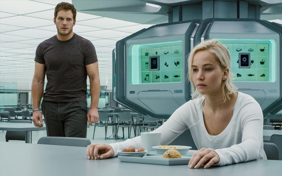 «Passengers». Passengers»: Στην περιπέτεια επιστημονικής φαντασίας του Μόρτεν Τάιλντουμ, με τη - βραβευμένη με Όσκαρ - Τζένιφερ Λόρενς, τον υποψήφιο για Όσκαρ - Λόρενς Φίσμπερν και τους Κρις Πρατ και Μάικλ Σιν, 5.000 ναρκωμένοι επιβάτες κάνουν ένα ταξίδι που θα διαρκέσει 120 χρόνια, με προορισμό έναν πλανήτη πολύ μακριά από τη Γη. Όμως, δύο από αυτούς, εξαιτίας μιας μηχανικής βλάβης, ξυπνούν 90 χρόνια νωρίτερα από τον προγραμματισμένο χρόνο. Εντοπίζοντας το πρόβλημα που κάνει το διαστημόπλοιο να καταρρέει σταδιακά και αναπτύσσοντας τρυφερά συναισθήματα μεταξύ τους, διακινδυνεύουν τη ζωή τους, για να σώσουν τους εαυτούς τους και τους συνεπιβάτες τους.