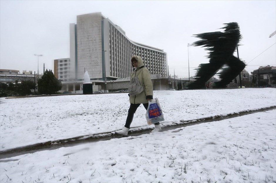 Στα «λευκά» η Αττική. Με χιόνια, χαμηλές θερμοκρασίες και θυελλώδεις ανέμους συνεχίζεται το κύμα κακοκαιρίας που πλήττει από χθες τη χώρα. Στα λευκά «ξύπνησαν» πολλές περιοχές της Αττικής, ενώ χιόνι έπεσε ακόμη και στο κέντρο της Αθήνας.