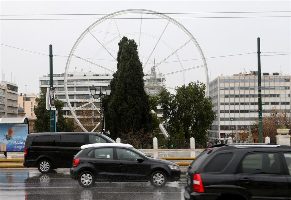 Χιόνι - χιονόπτωση - κρύο - καιρός - Αττική. Χιονισμένο αυτοκίνητο στο κέντρο της Αθήνας.