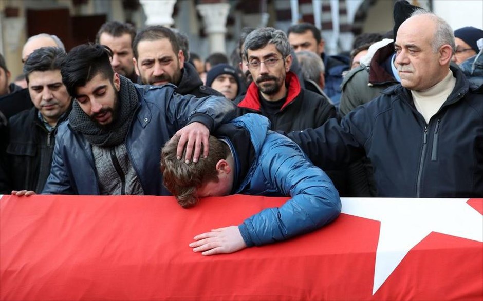 Κωνσταντινούπολη - επίθεση σε νυχτερινό κέντρο. Στιγμιότυπο από την κηδεία ενός εκ των θυμάτων