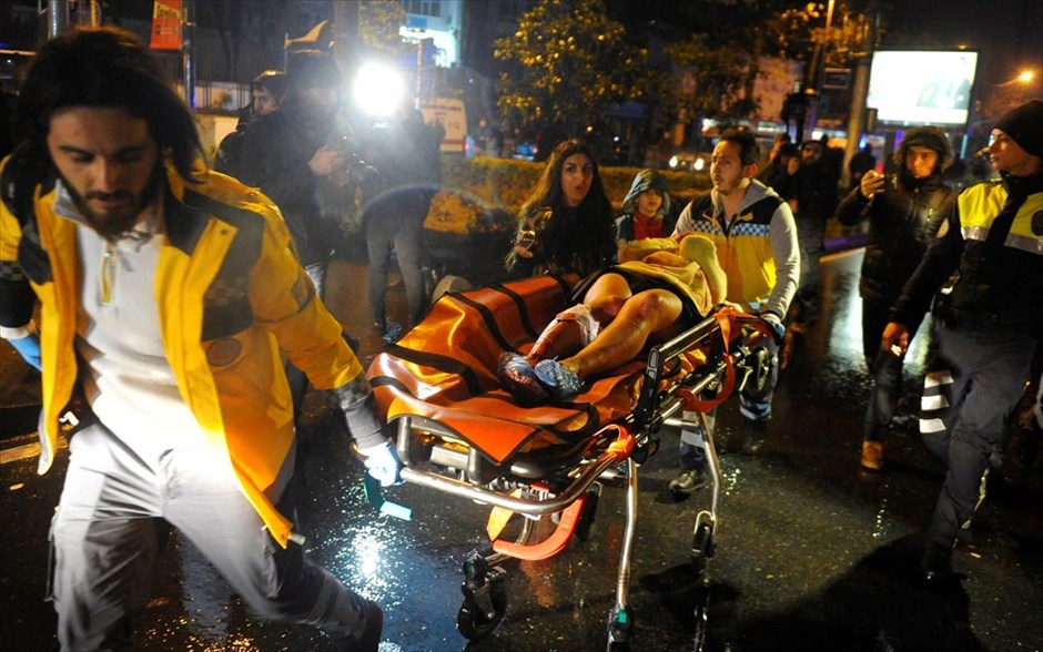 Ένοπλη δολοφονική επίθεση σε κλαμπ της Κωνσταντινούπολης. &nbsp;
Τραυματισμένη γυναίκα μεταφέρεται στο ασθενοφόρο ύστερα από την ένοπλη επίθεση στο κέντρο Reina της Κωνσταντινούπολης.&nbsp;Ανθρωποκυνηγητό για τη σύλληψη του δράστη που σκότωσε τουλάχιστον 39 ανθρώπους, ανάμεσα στους οποίους και πολλοί ξένοι, σε νυχτερινό κέντρο την ώρα που γιόρταζαν το ρεβεγιόν της Πρωτοχρονιάς έχουν εξαπολύσει οι αρχές, ενώ αξιωματούχοι χαρακτηρίζουν την επίθεση τρομοκρατική ενέργεια.