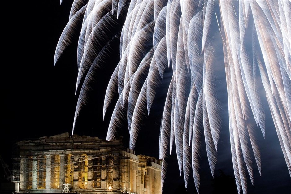 Με πυροτεχνήματα υποδέχτηκε το 2017 η Αθήνα. Πυροτεχνήματα φωτίζουν τον ουρανό πάνω από τον Παρθενώνα, κατά την υποδοχή του νέου έτους.