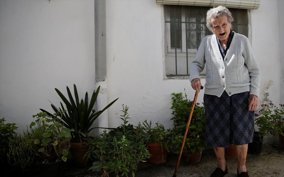Μαρία Χοσέφα Γκιγιέν - Συμβουλές από τους υπεραιωνόβιους της Ισπανίας. Η Μαρία Χοσέφα Γκιγιέν, 103 ετών στον κήπο του σπιτιού της στην Σεβίλλη. Η Γκιγιέν ζει με τον ανάπηρο γιο της. Ξεκίνησε να δουλεύει σε ηλικία 12 ετών σαν μοδίστρα. Το πρώτο αντικείμενο που έραψε ποτέ ήταν μια μπάλα.