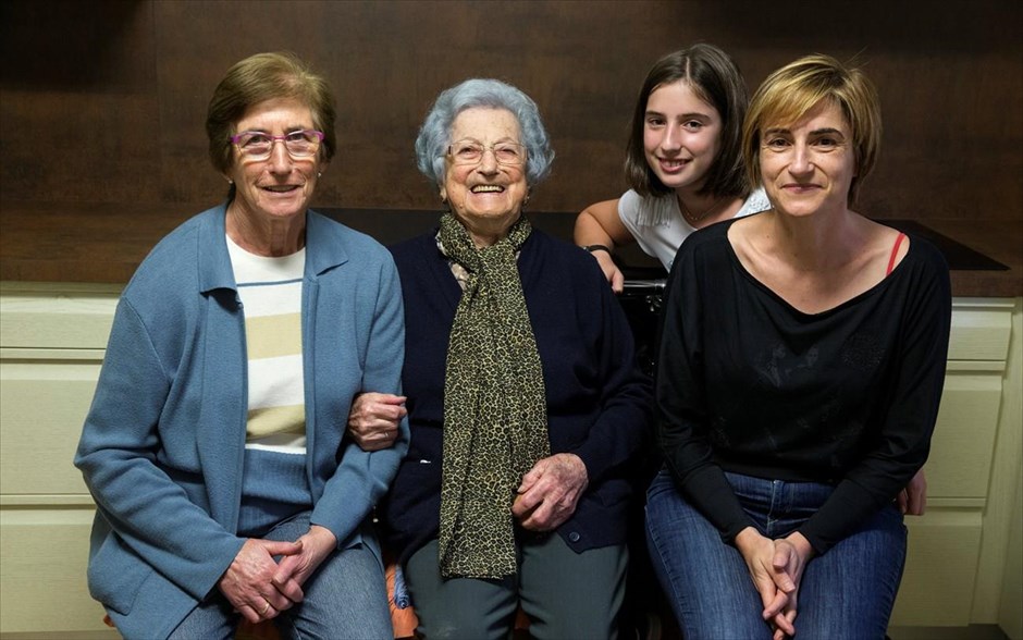 Πιλάρ Φερνάντεθ - Συμβουλές από τους υπεραιωνόβιους της Ισπανίας. H Πιλάρ Φερνάντεθ (2η από τα αριστερά), 101 χρονών, ποζάρει στο φακό με την κόρη της Πίλι, την εγγονή της Φλόρι και την δισέγγονη της Άνα, στις Αστούριες. Η ίδια είχε 9 αδέρφια και έχοντας περάσει πείνα και κακουχίες κατά τη διάρκεια του εμφυλίου πολέμου αποφάσισε να κάνει μόνο ένα παιδί. Σήμερα ζει με με την κόρη της.