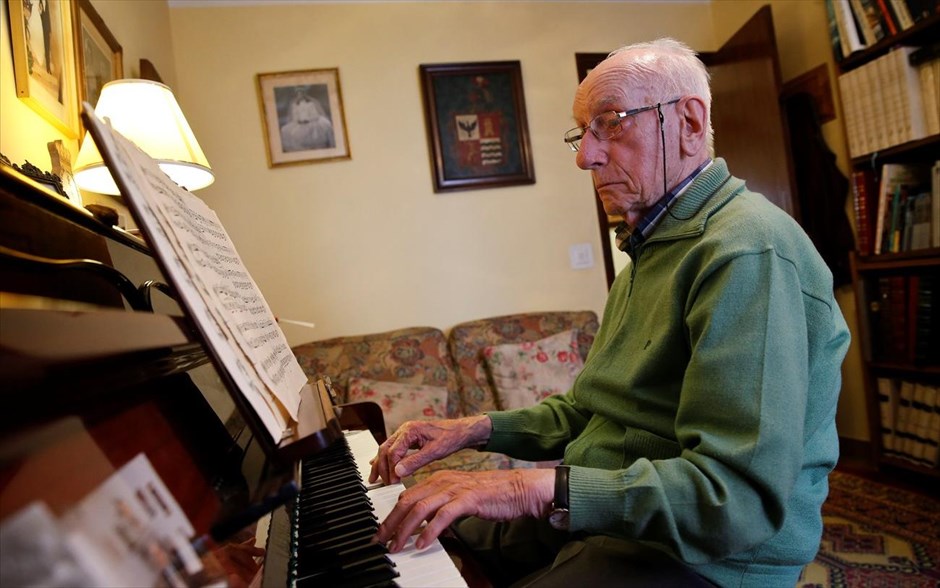Πέδρο Ροντρίγκεθ - Συμβουλές από τους υπεραιωνόβιους της Ισπανίας. Ο Πέδρο Ροντρίγκεθ, 106 χρονών, παίζει πιάνο στο σπίτι του στις Αστούριες όπου ζει με την κατά 20 χρόνια νεότερη συζυγό του. «Πιάνο με δίδαξαν οι καλόγριες όταν ήμουν παιδί» τονίζει μετά το τέλος ενός ισπανικού βαλτζ. Η εξάσκησή του είναι καθημερινή.