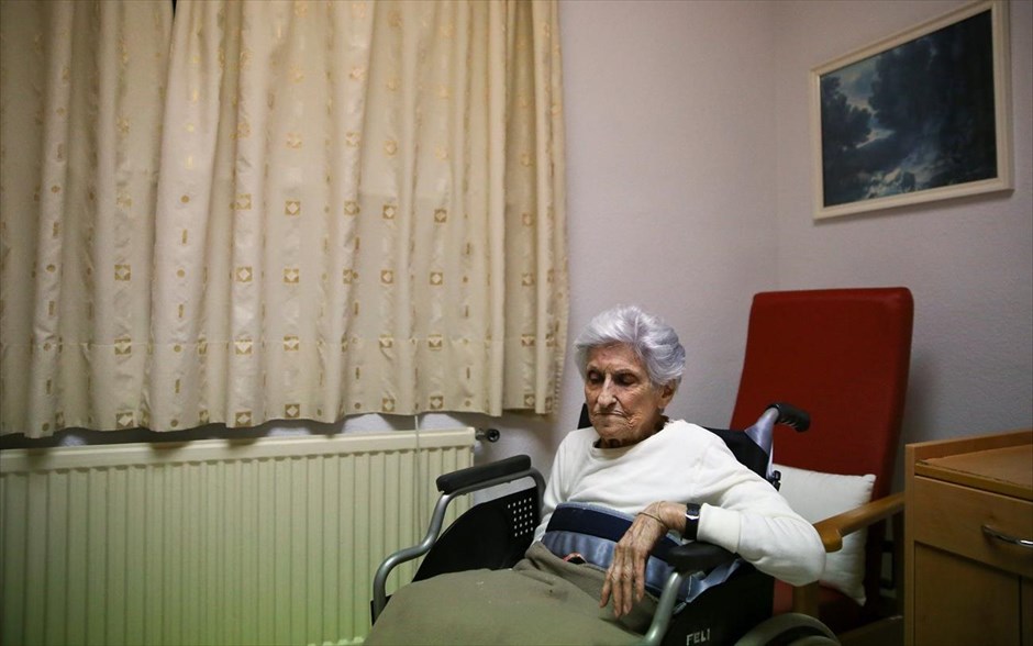 Αλντεμίρα Αμπασκάλ - Συμβουλές από τους υπεραιωνόβιους της Ισπανίας. Η Αλντεμίρα Αμπασκάλ είναι 102 χρονών και ζει σε γηροκομείο στα προάστια της Μαδρίτης. Κατά τη διάρκεια του εμφυλίου πολέμου δούλευε σαν γραμματέας ενός στρατηγού των Δημοκρατικών. Μόλις άρχισε να διαφαίνεται η νίκη του Φράνκου στη Μαδρίτη το έσκασε με ένα φορτηγό γεμάτο εκρηκτικά για την Βαρκελώνη. «Όταν πέρναγα τον δρόμο ο Ερνεστ Χέμινγουεϊ έλεγε "να τη η μελαχρινή"», θυμάται η κυρία Αμπασκάλ.
